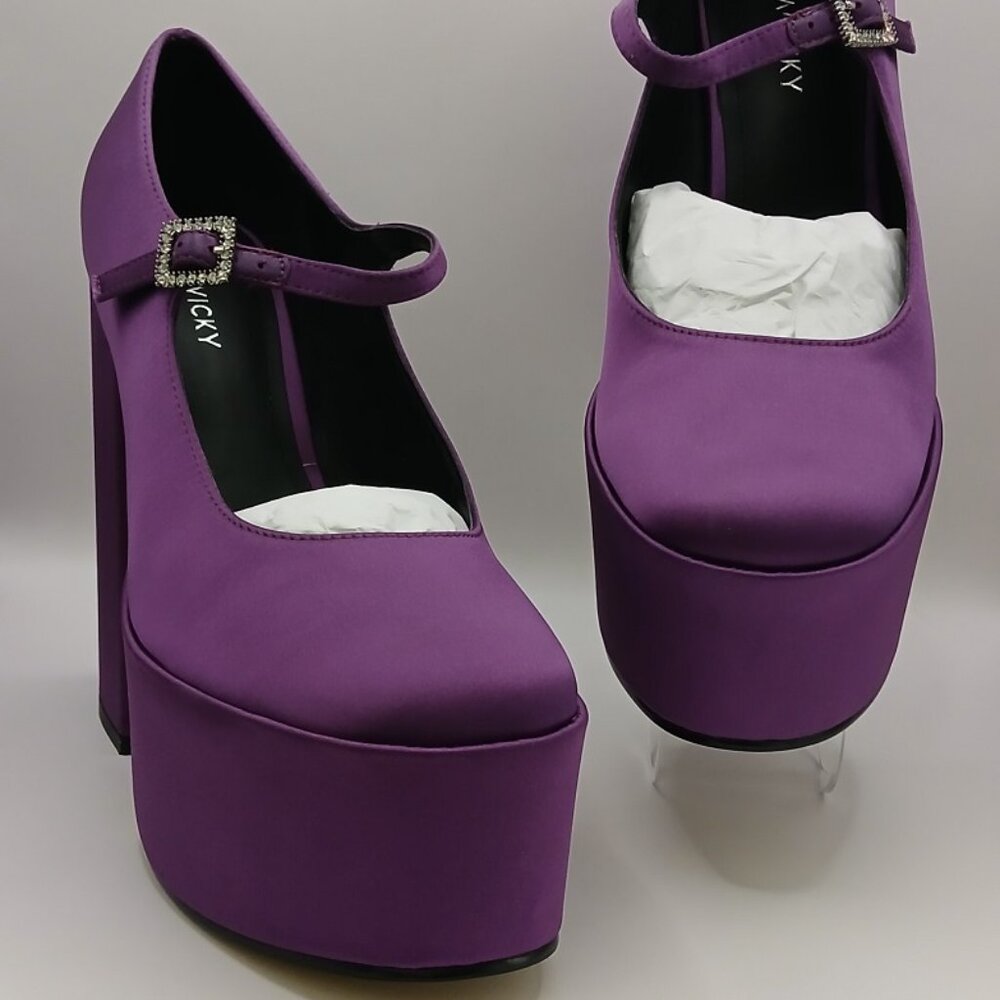 Lisa Vicky Vault-V Platform Pumps - 8M